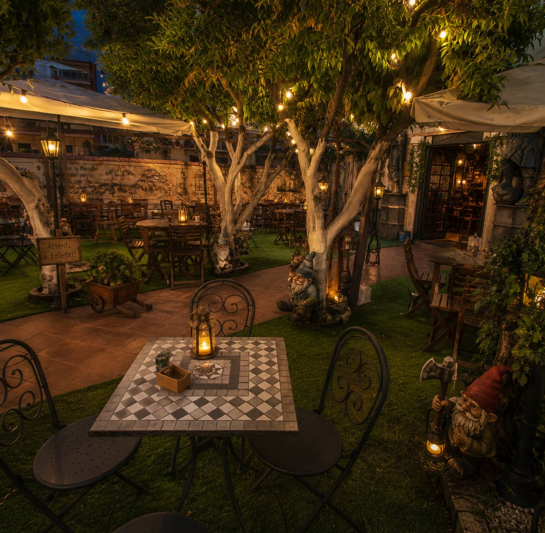 Il giardino della Locanda, con lanterne e tavoli all'aperto
